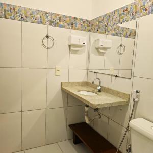 库穆鲁沙蒂巴Villa Mar a Vista - Suite Alamanda的一间带水槽和卫生间的浴室