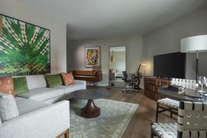 圣安东尼奥Hotel Contessa - Suites on the Riverwalk的带沙发和电视的客厅