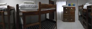 莫阿尔博阿Pacifico Seaside Lodge的一间客房内配有两张双层床的房间