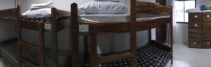莫阿尔博阿Pacifico Seaside Lodge的客房内的2套双层床
