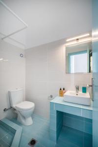 利瓦迪奥Eleios Hotel Serifos的一间带卫生间和水槽的浴室