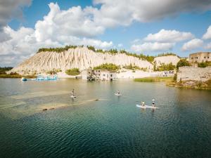 RummuRUMMU Quarry Houses的一群人,在水中划桨板