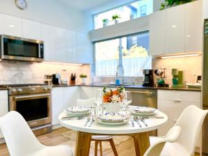 西雅图Capitol Luxe Two BY Betterstay的厨房配有白色的桌子和白色的椅子