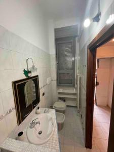 蒙扎Casa vacanze SMA93的一间带水槽和卫生间的浴室