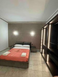 蒙扎Casa vacanze SMA93的一间卧室配有一张带红色床单的床和电视。