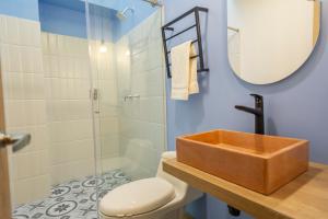 帕斯托Siete Balcones Hotel y Coworking的一间带水槽、卫生间和淋浴的浴室