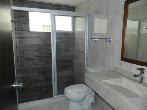 博卡德尔里奥ACL Suites的一间带卫生间和玻璃淋浴间的浴室