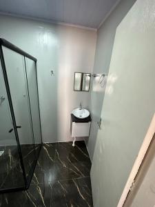 沙佩科Loft Lux 5的一间带水槽和镜子的浴室