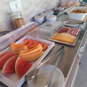 雅帕拉廷加Pousada Fenícia的自助餐,在柜台上盘上提供水果