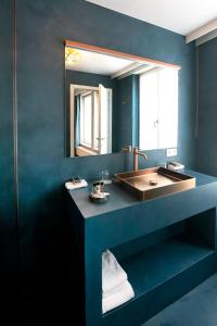 安特卫普T桑特酒店的一间带水槽和镜子的浴室