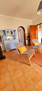 塞图巴尔Casa da Ti Bia的客厅配有两把椅子和镜子