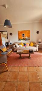 塞图巴尔Casa da Ti Bia的客厅配有沙发和桌子