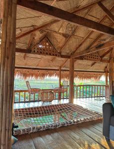 UbayJoseph Agricultural Farm的凉亭内带桌椅的天井