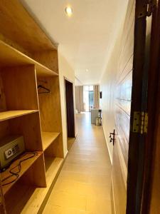 KibuyeContemporary Suite的走廊上设有木架和地板的房间