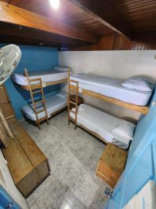 萨玛拉Hostel Samara的带两张双层床和椅子的房间