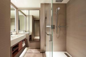 圣克拉拉AC Hotel by Marriott San Jose Santa Clara的带淋浴和盥洗盆的浴室