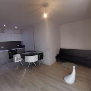 卡迪夫1 Bed Apartment in Cardiff Bay -Dixie Buildings的客厅配有沙发和桌椅