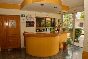 巴拉德纳维达Hotel San Lorenzo的大楼内一间设有黄色柜台的餐厅