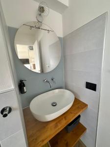 塞斯特雷Casa Amanda的一间带水槽和镜子的浴室