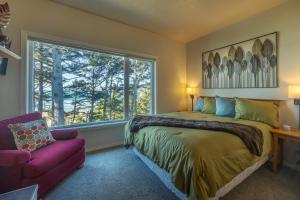 新港Tyee Lodge Bed And Breakfast的一间卧室设有一张大床和一个窗户。