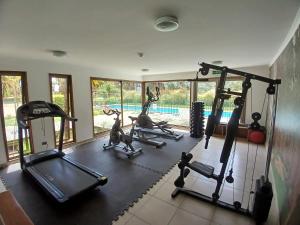 阿尔加罗沃Costa Algarrobo Norte的健身房设有跑步机,健身房提供健身自行车