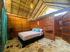 埃尔扎伊诺Casa kumake的卧室配有砖墙内的床铺