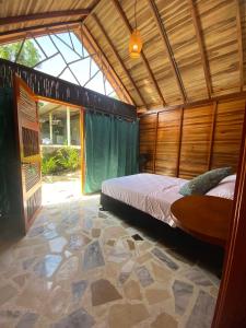 埃尔扎伊诺Casa kumake的一间卧室设有一张床和一个大窗户