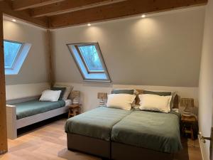 阿姆斯特丹Inn Het Nest的一间卧室设有两张床和两个窗户。