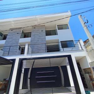 巴拉那州蓬塔尔Ap 01 apartamento Beira mar的享有带黑色车库的房屋正面景致