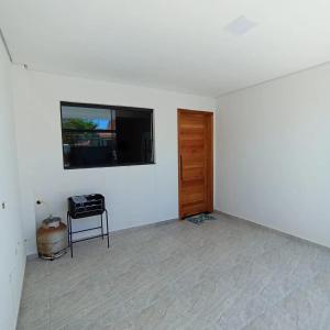 巴拉那州蓬塔尔Ap 01 apartamento Beira mar的一间白色的房间,墙上有电视