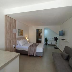 巴拉那州蓬塔尔Ap 01 apartamento Beira mar的一间卧室设有一张床和一间客厅。