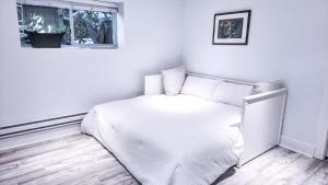 温哥华Small Private Studio at Kitsilano Beach的白色的卧室设有床和窗户