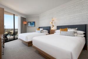 圣地亚哥圣地亚哥喜来登海滨酒店的酒店客房设有两张床和一个阳台。