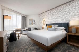 圣地亚哥圣地亚哥喜来登海滨酒店的酒店客房设有一张大床和一张书桌。