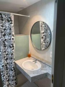 布宜诺斯艾利斯Montmartre Monserrat Buenos Aires的一间带水槽和镜子的浴室
