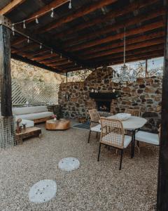 NogalOna Geo Dome At El Mstico的庭院设有桌椅和石制壁炉。