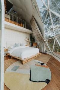 NogalOna Geo Dome At El Mstico的一间卧室设有一张床和一个大型玻璃天花板