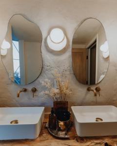 NogalOna Geo Dome At El Mstico的浴室设有2个水槽和镜子