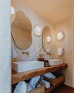 NogalOna Geo Dome At El Mstico的浴室设有两个水槽和墙上的镜子