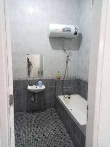 CibuntuHouse in Grand Wisata Bekasi的浴室配有盥洗盆、浴缸和卫生间。