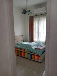CibuntuHouse in Grand Wisata Bekasi的一间卧室设有一张床和一个窗口