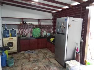 CibuntuHouse in Grand Wisata Bekasi的一间厨房,内配白色冰箱