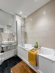 布罗姆利Preciousluxurysuit的带浴缸和盥洗盆的浴室