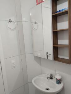 伯迪亚哥Cantinho do descanso的白色的浴室设有水槽和镜子