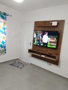 伯迪亚哥Cantinho do descanso的客厅的墙上设有平面电视