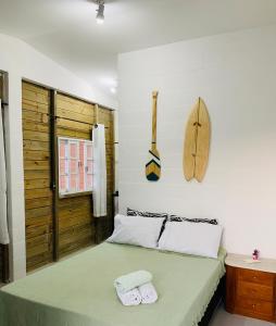 塞拉Suítes Cabanas Coral的一间卧室配有一张床,上面有两条毛巾