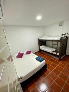 阿瓜奇卡Apartaestudio Villa Mary-Aguachica的一间设有床铺和桌子的房间