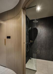新加坡The Bus Collective的带淋浴的浴室和玻璃门