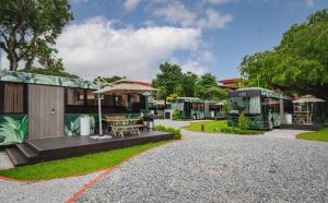新加坡The Bus Collective的一个带野餐桌和大楼的度假村