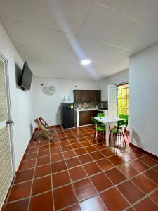 阿瓜奇卡Apartaestudio Villa Mary-Aguachica的厨房铺有瓷砖地板,配有桌椅。